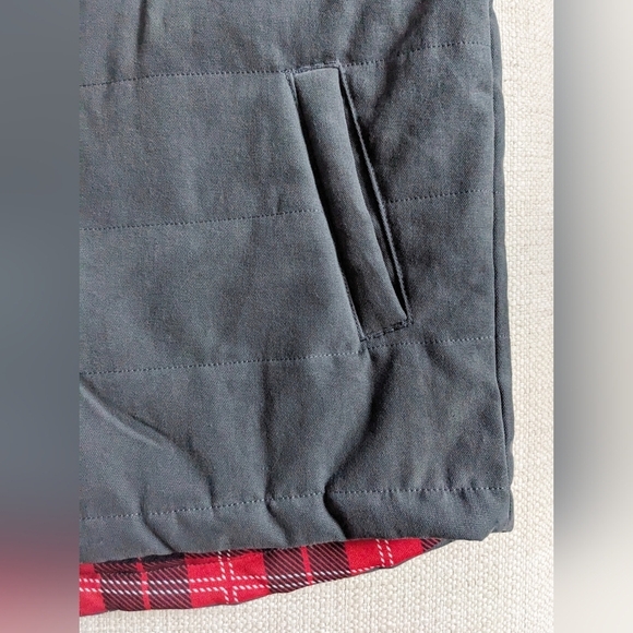 Simply Southern Men's MEDIUM Gray Red Plaid Quilted Snap Front Vest w/Pockets - Picture 5 of 7